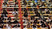 Varios opositores haciendo un examen