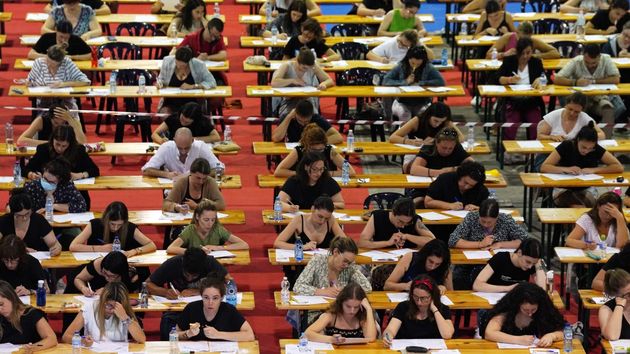 Varios opositores haciendo un examen