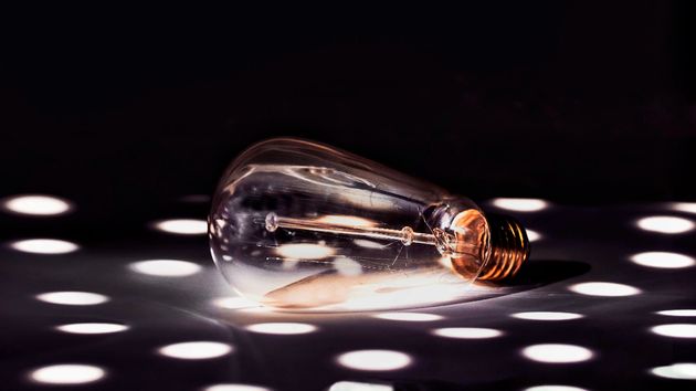 Una bombilla sobre una mesa con luces
