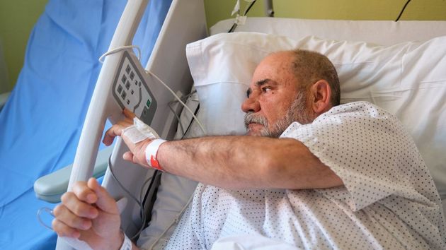 Un hombre en la cama de un hospital