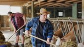 dos ganaderos trabajando