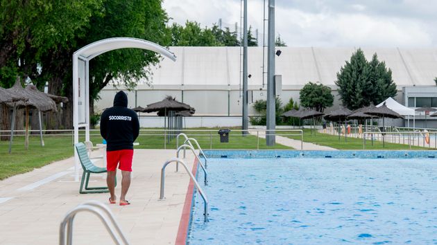 Socorrista en la piscina