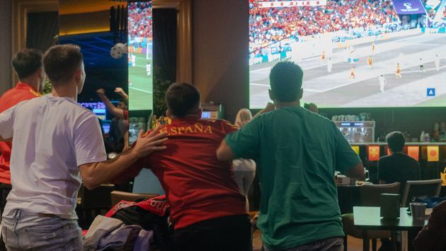 Aficionados viendo un partido de fútbol