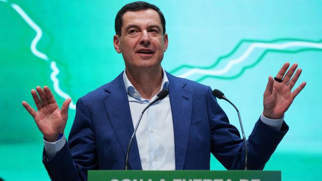 Juanma Moreno abriendo las manos