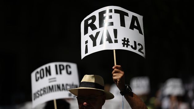Persona porta pancarta durante una manifestación para exigir al RETA una pasarela completa