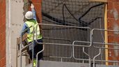 Un obrero, expuesto a altas temperaturas, trabajando