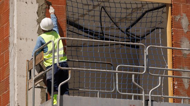 Un obrero, expuesto a altas temperaturas, trabajando