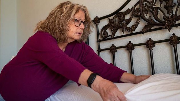 Empleada del hogar aleatoria haciendo la cama