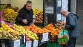 Persona mayor comprando en el mercado