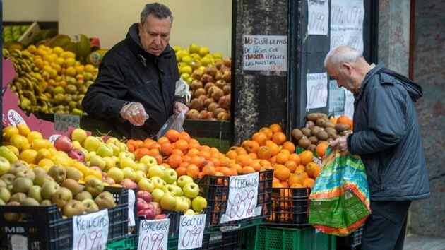 Persona mayor comprando en el mercado