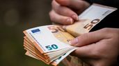 Persona contando euros