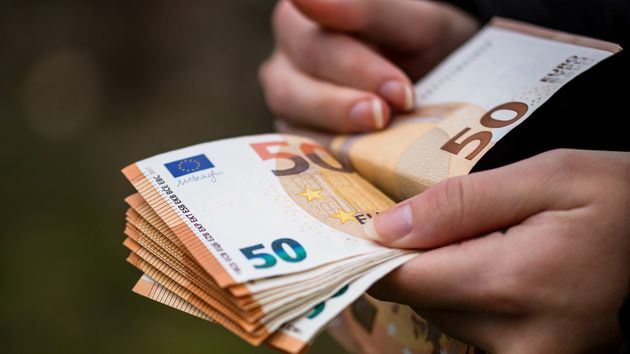 Persona contando euros