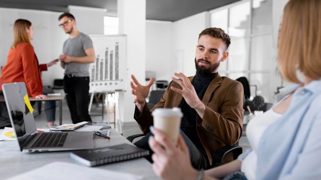 Personas hablando en una oficina.