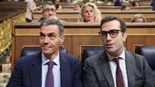 Carlos Cuerpo junto a Pedro Sánchez