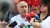 Pepe Álvarez atendiendo a los medios