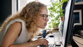 joven mirando pantalla ordenador