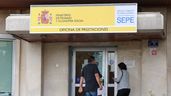 Varias personas entrando a una oficina del SEPE