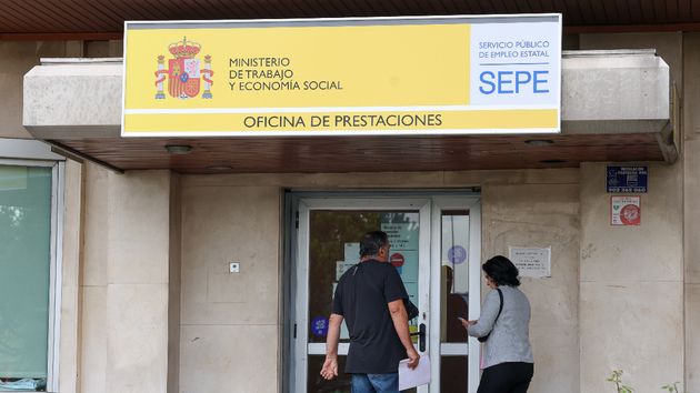 Varias personas entrando a una oficina del SEPE