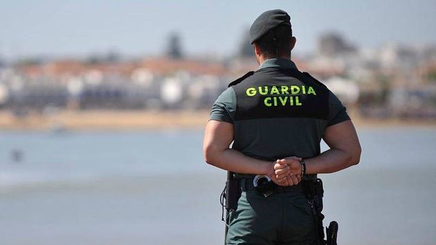 Un guardia civil en la playa.