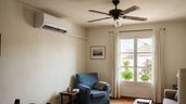 un ventilador de techo y un aire acondicionado en una habitación