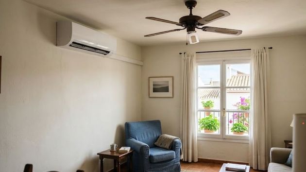 un ventilador de techo y un aire acondicionado en una habitación