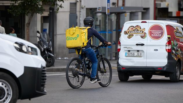 Un repartidor de Glovo en bicicleta