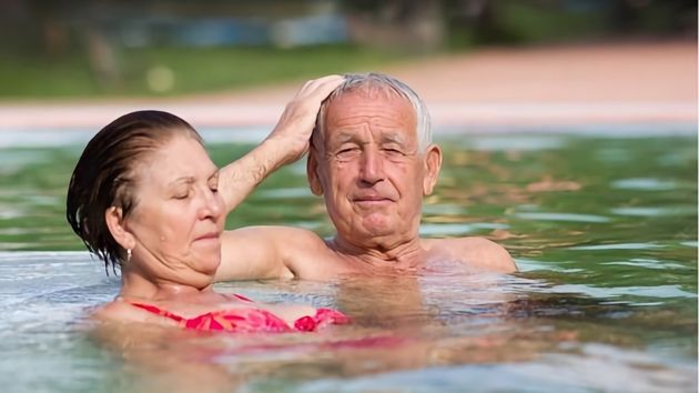 Dos jubilados en la piscina
