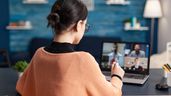 Una mujer reunida online con compañeros de trabajo