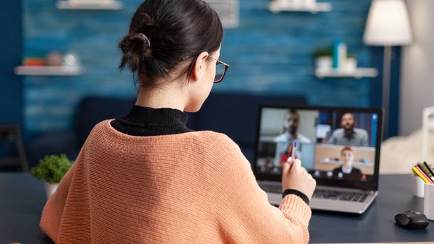 Una mujer reunida online con compañeros de trabajo