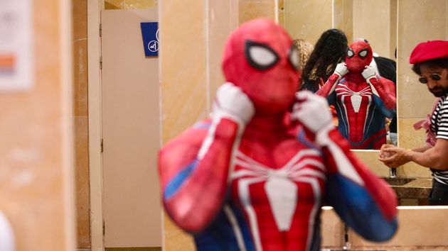Una persona disfrazándose de Spiderman