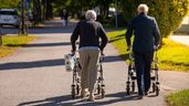 Dos jubilados andando por el parque
