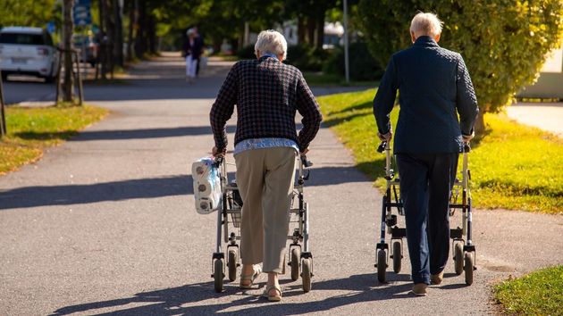 Dos jubilados andando por el parque