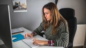 Una mujer aleatoria trabajando en el ordenador