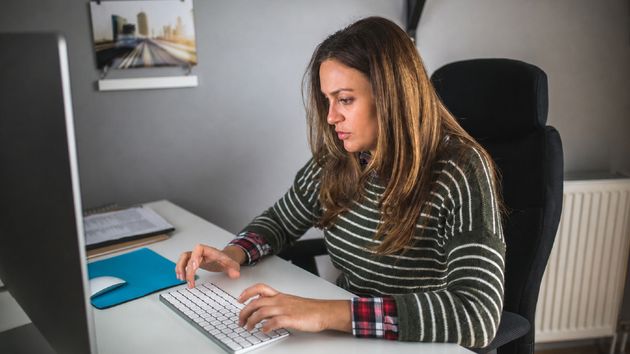 Una mujer aleatoria trabajando en el ordenador