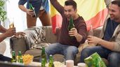 Un grupo de personas reunidas viendo el fútbol