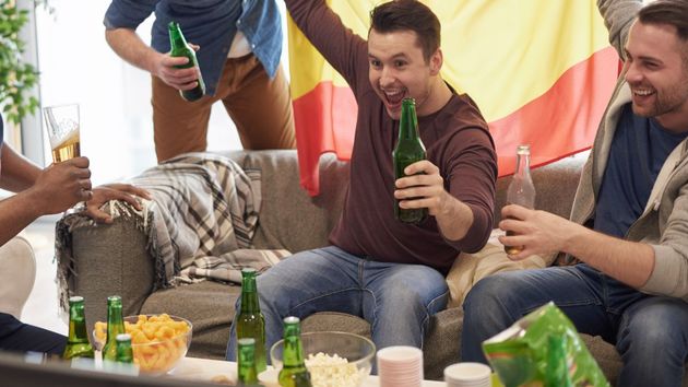 Un grupo de personas reunidas viendo el fútbol