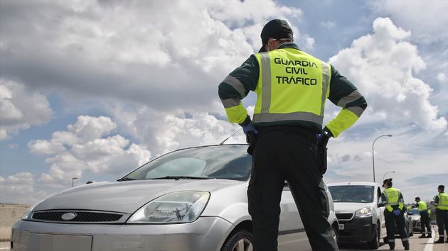 Un guardia civil da el alto a un vehículo.