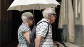 Dos personas mayores con un paraguas