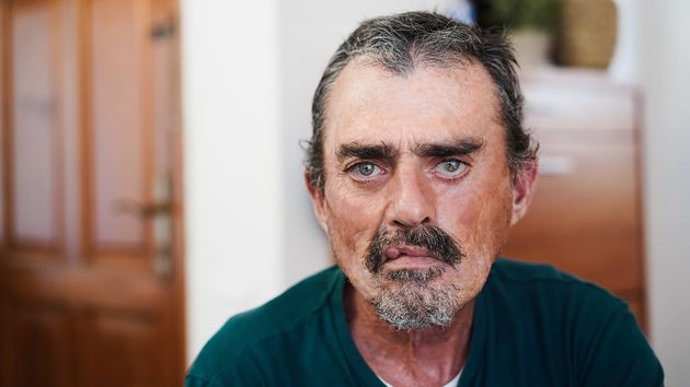 Hombre aleatorio serio