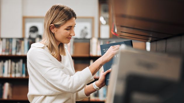 Una mujer trabajando en una biblioteca
