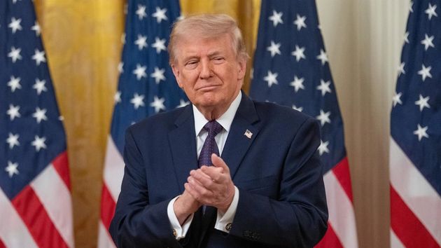 Donald Trump aplaudiendo