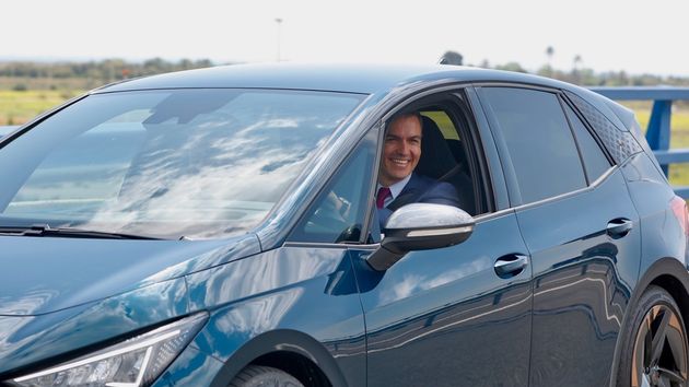 Pedro Sánchez, presidente de Gobierno, conduciendo