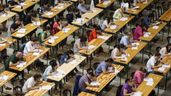 Estudiantes examinándose