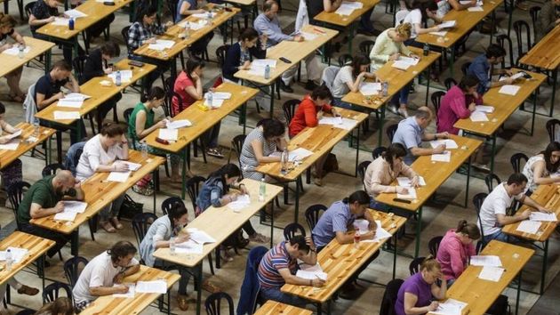 Estudiantes examinándose