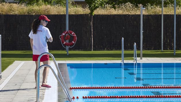 Una socorrista en la piscina del Centro Deportivo Municipal Mistral