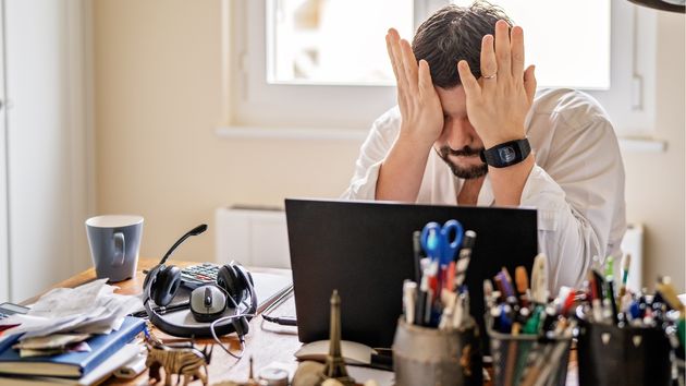 Un hombre teletrabajando