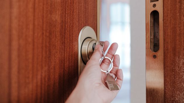 Una persona abriendo una cerradura 