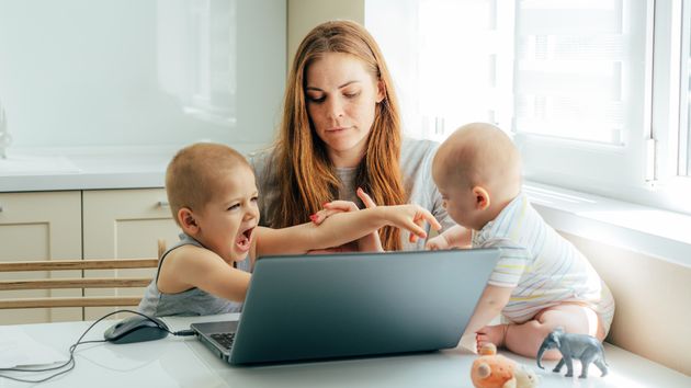 Mujer teletrabajando