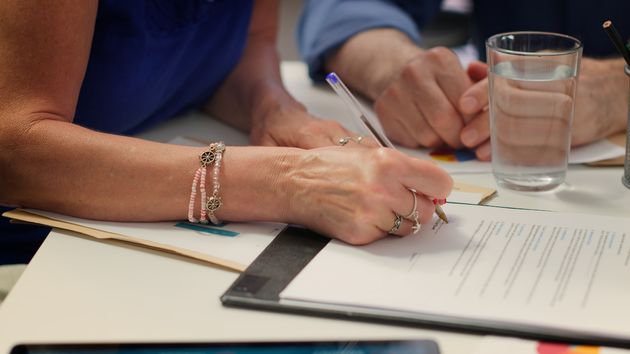 Personas firmando un documento 