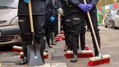 Policía Nacional con escobas